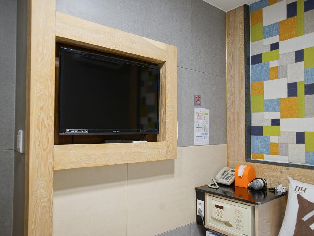 D.H Sinchon Guesthouse Seoul Ngoại thất bức ảnh