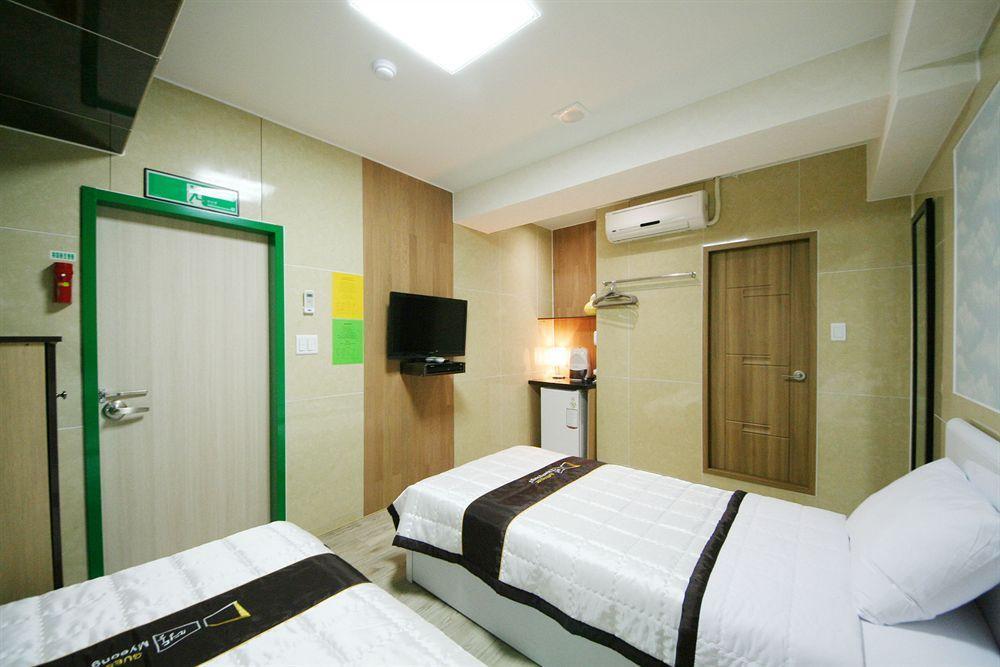 D.H Sinchon Guesthouse Seoul Ngoại thất bức ảnh