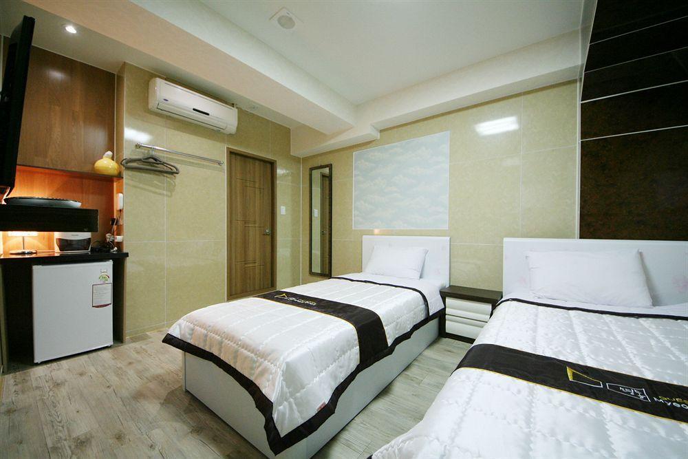 D.H Sinchon Guesthouse Seoul Ngoại thất bức ảnh