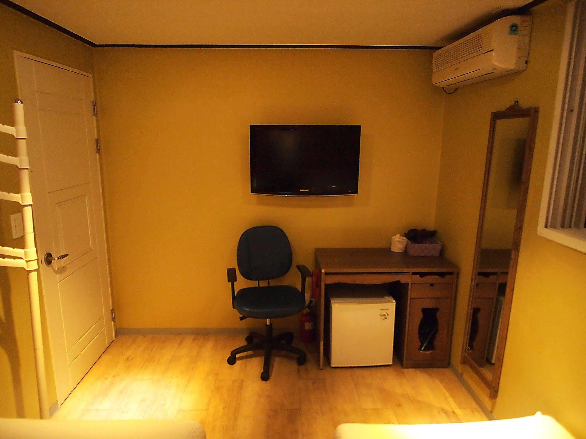 D.H Sinchon Guesthouse Seoul Ngoại thất bức ảnh
