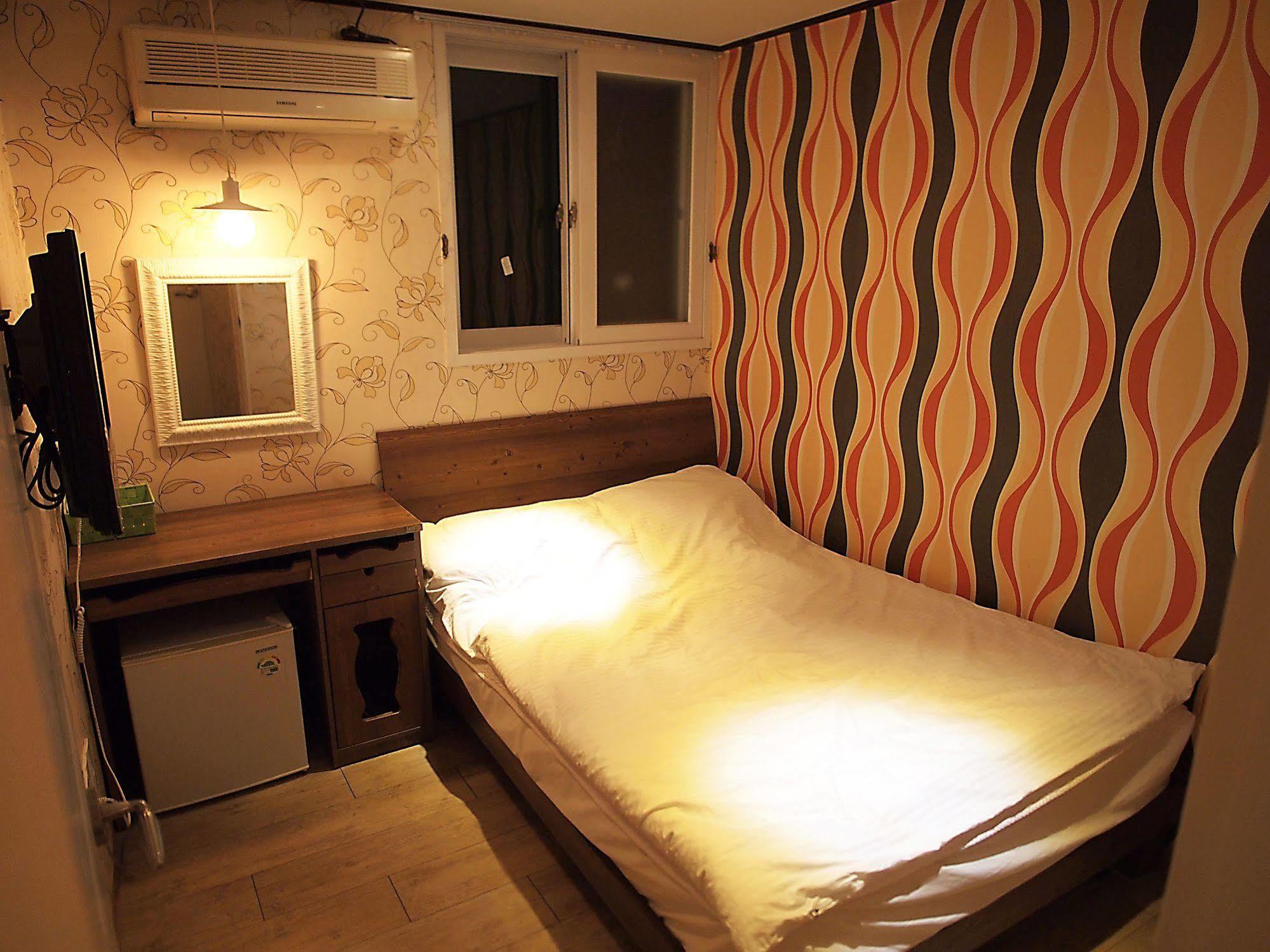 D.H Sinchon Guesthouse Seoul Ngoại thất bức ảnh