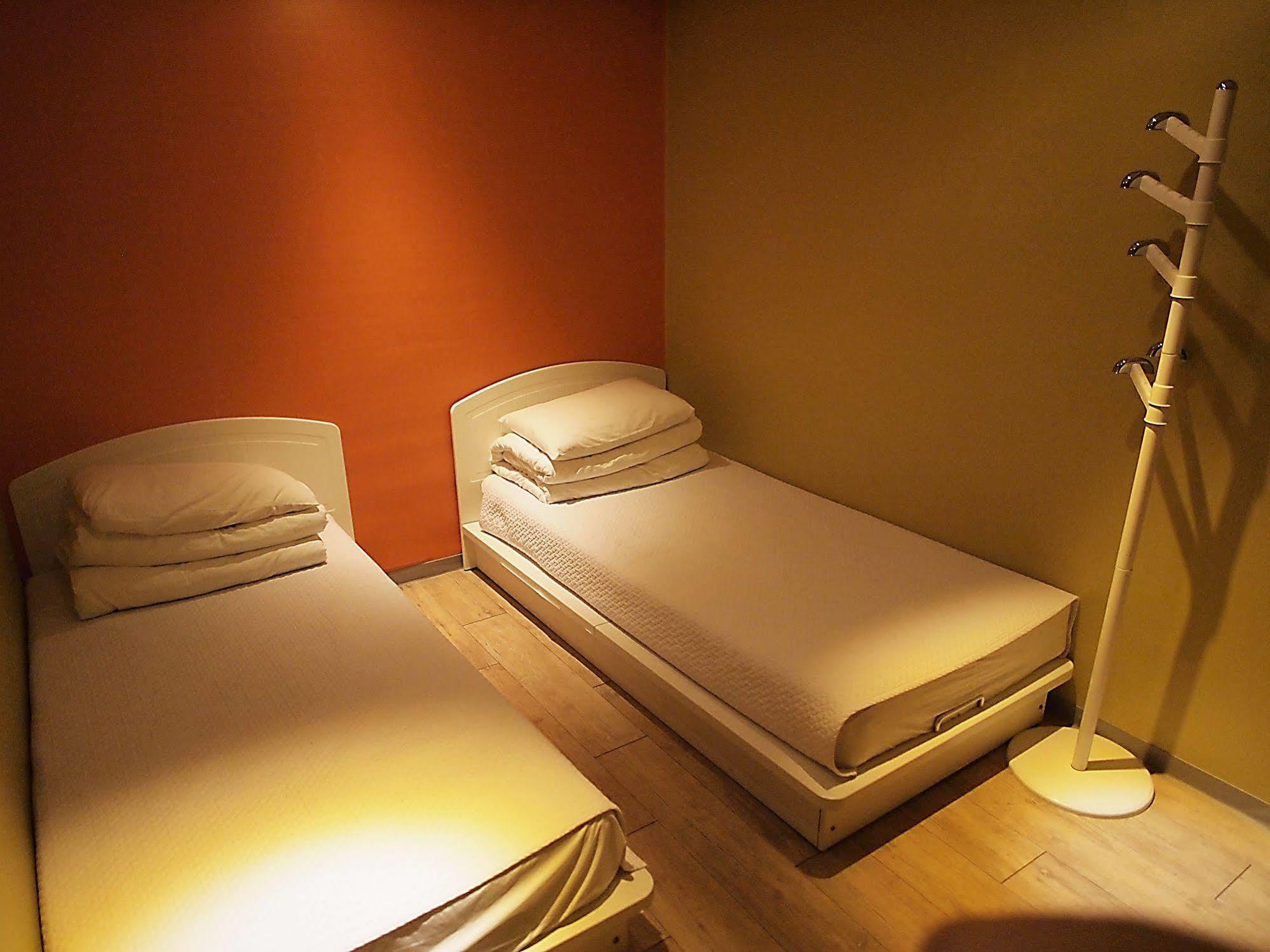D.H Sinchon Guesthouse Seoul Ngoại thất bức ảnh