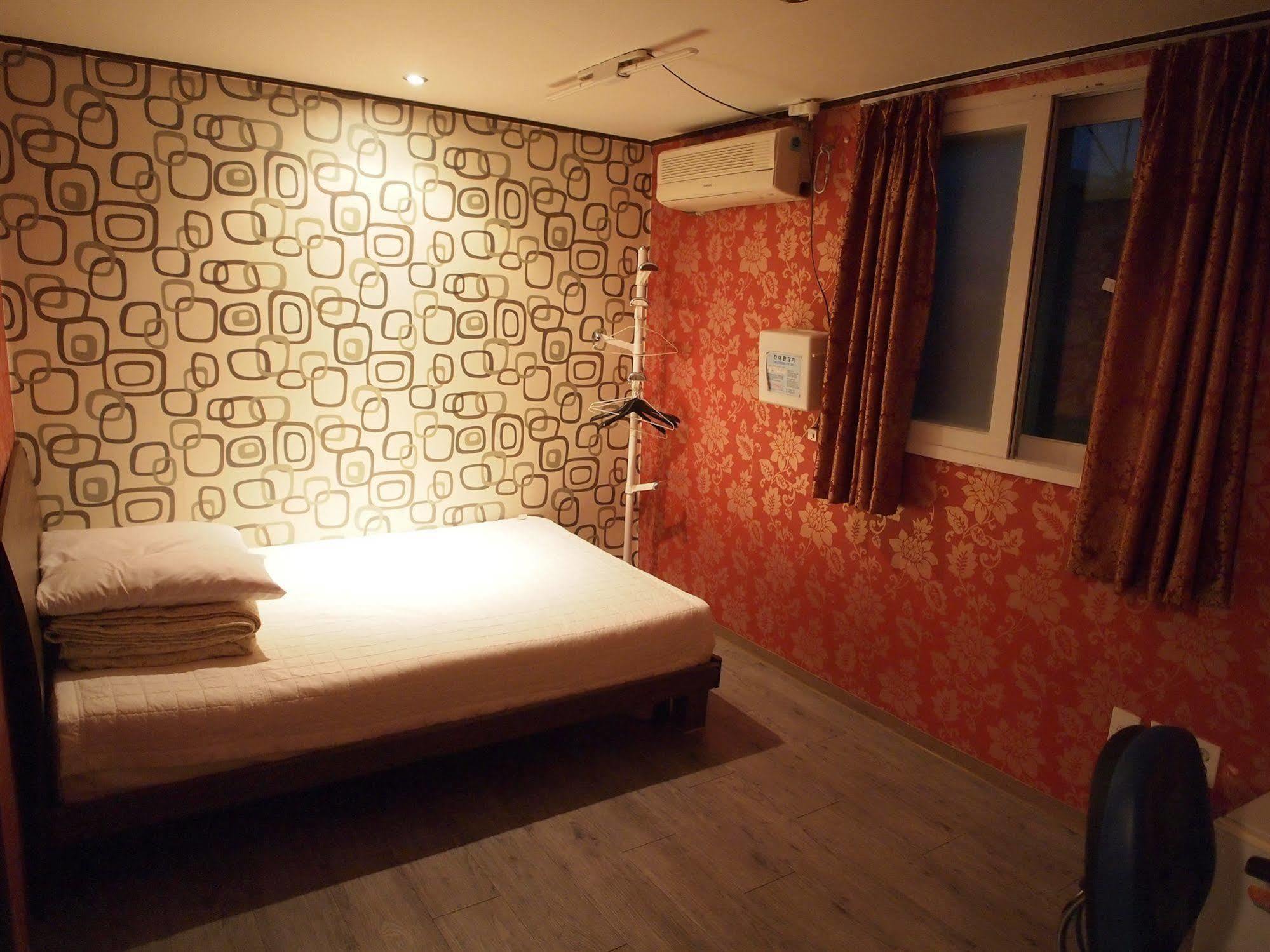 D.H Sinchon Guesthouse Seoul Ngoại thất bức ảnh