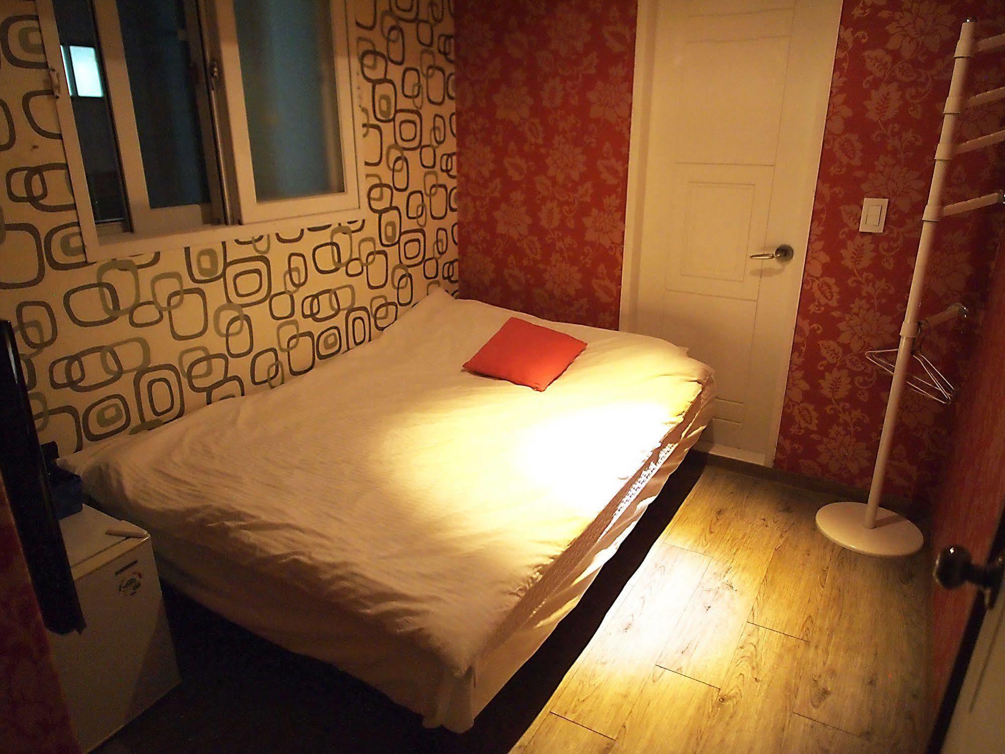 D.H Sinchon Guesthouse Seoul Ngoại thất bức ảnh