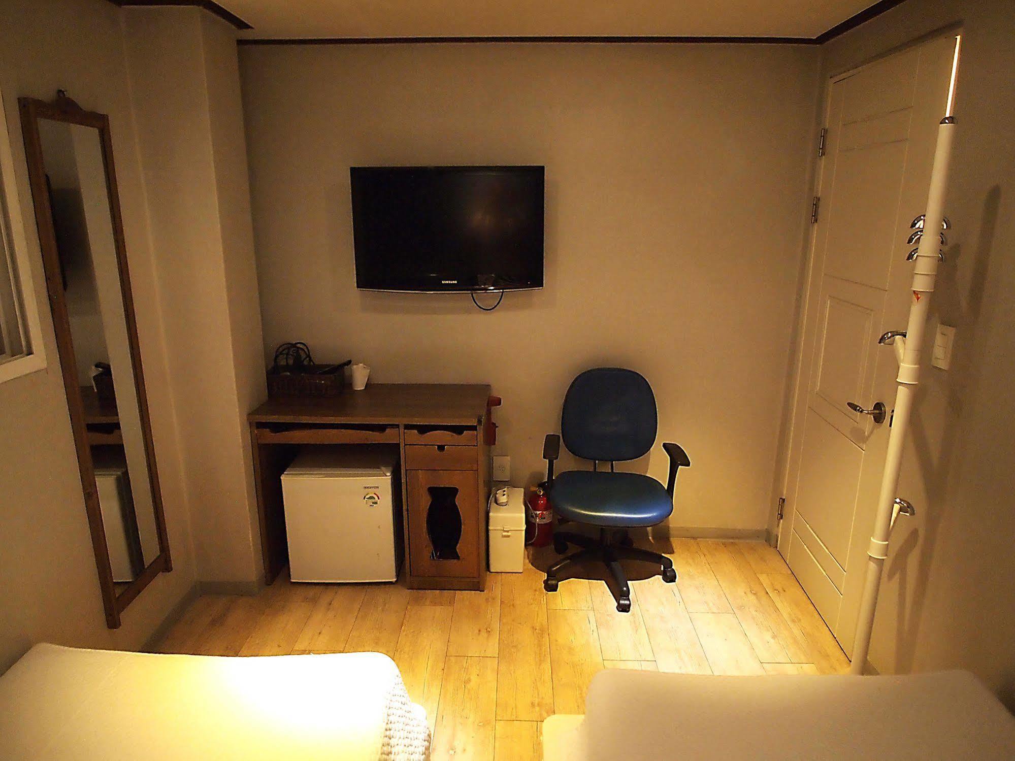 D.H Sinchon Guesthouse Seoul Ngoại thất bức ảnh