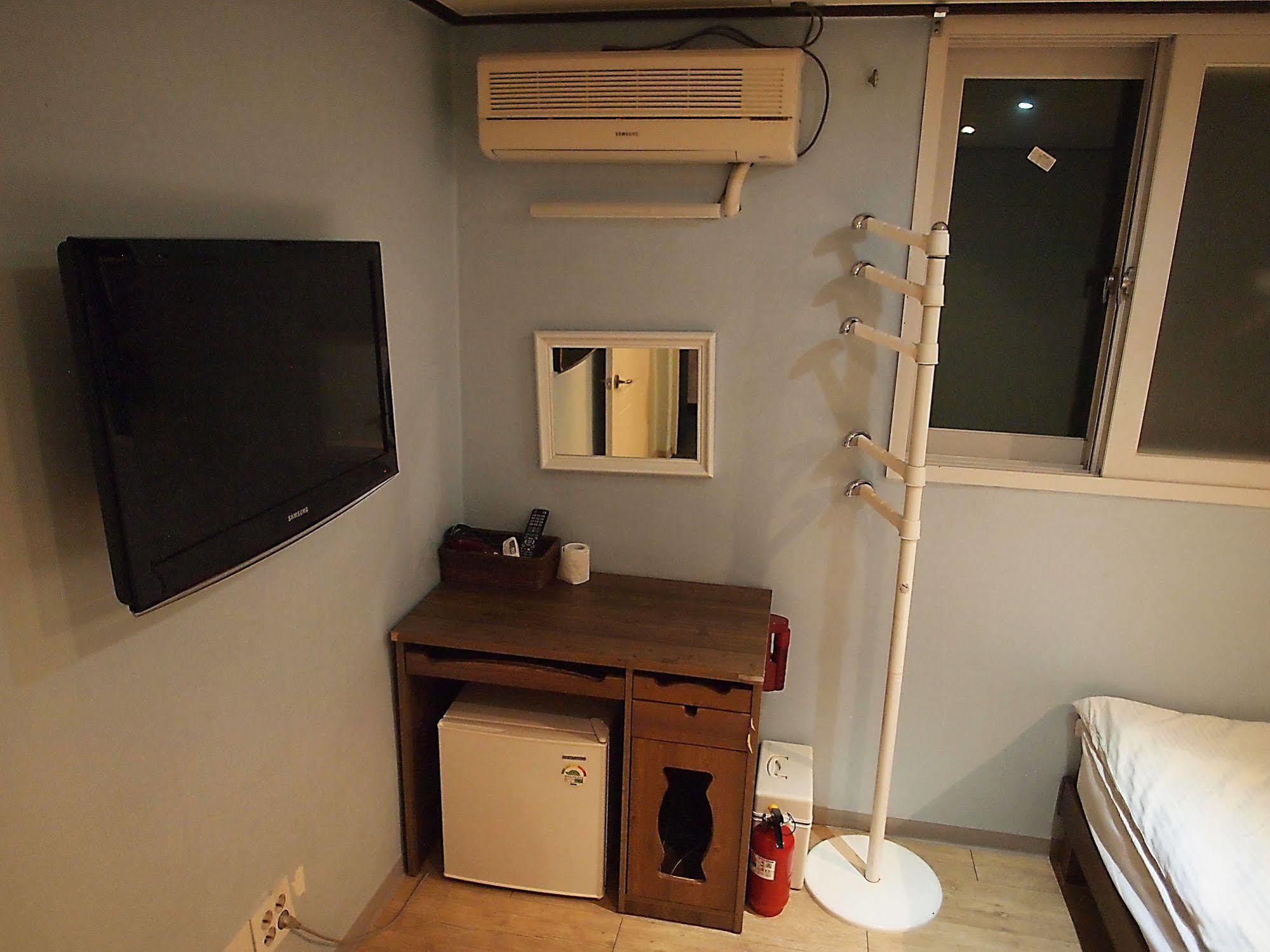 D.H Sinchon Guesthouse Seoul Ngoại thất bức ảnh