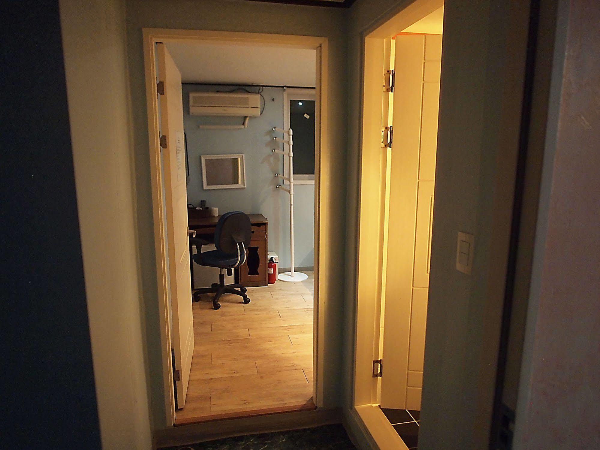 D.H Sinchon Guesthouse Seoul Ngoại thất bức ảnh