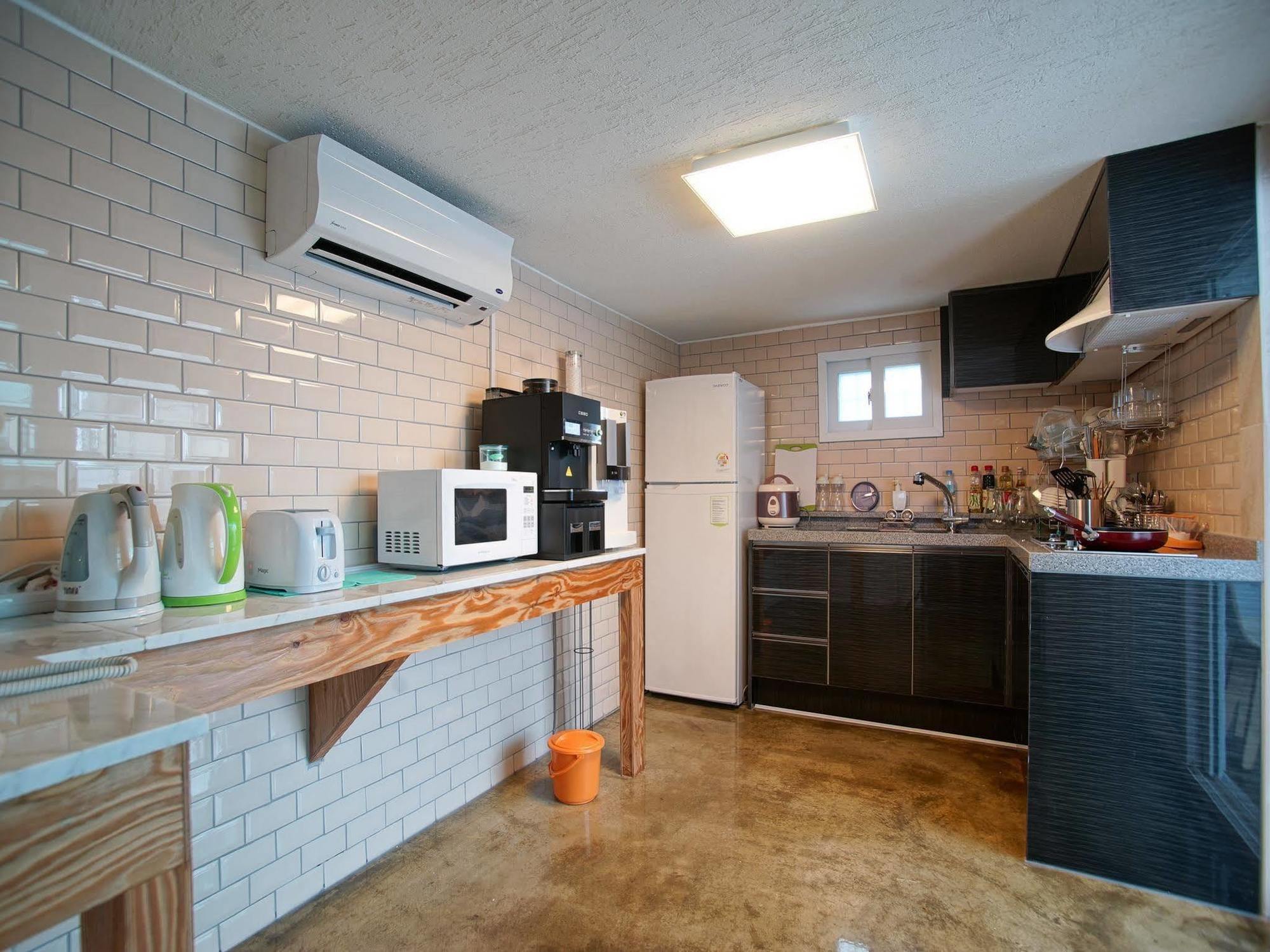 D.H Sinchon Guesthouse Seoul Ngoại thất bức ảnh