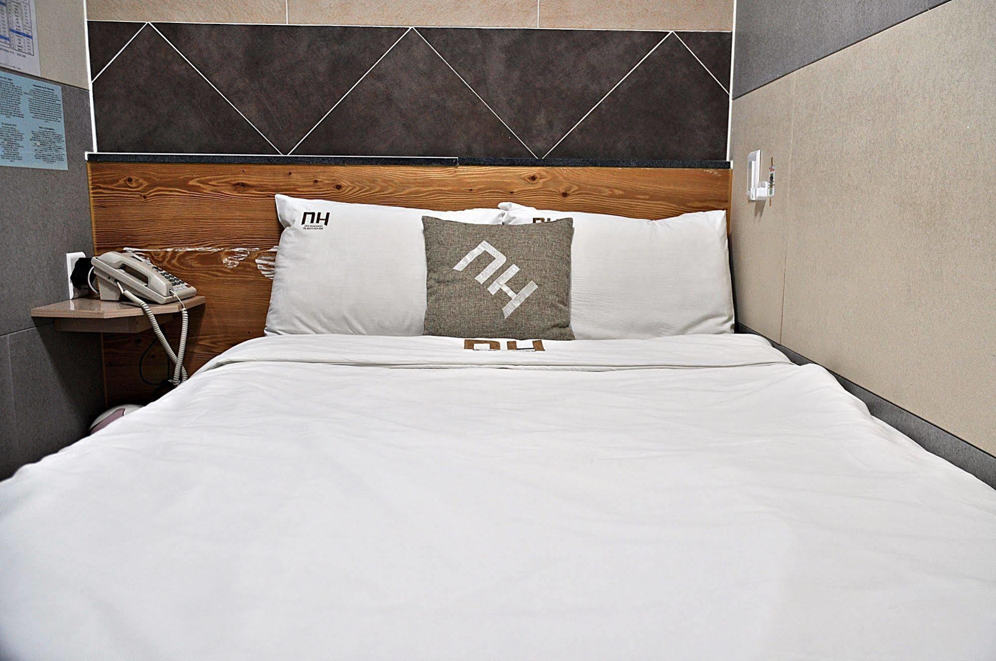 D.H Sinchon Guesthouse Seoul Ngoại thất bức ảnh