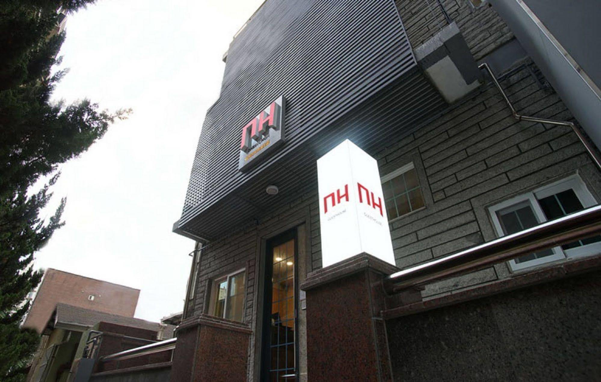 D.H Sinchon Guesthouse Seoul Ngoại thất bức ảnh